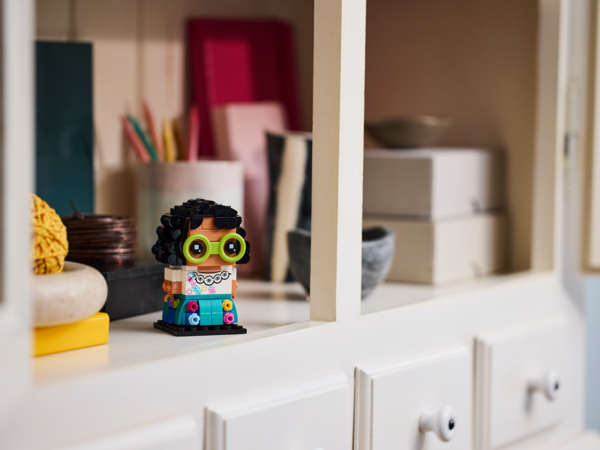 LEGO® BrickHeadz 40753 Mirabel Madrigal – Lifestyle-Foto 1